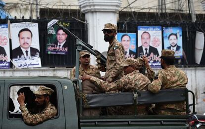 Soldados patrullan frente a un colegio electoral en Lahore, el 24 de julio de 2018. 