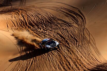 Pierre Lachaume y Jean Michel Polato, del equipo PH-Sport, en un momento de la penúltima etapa del Dakar entre Shubaytah a Haradh.