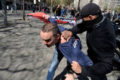 Un seguidor de Vox es agredido por un manifestante independentista durante la protesta en Barceloa.