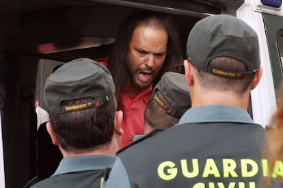 Anselmo Sevillano a la salida del furgón policial al llegar a la Audiencia Provincial de Huelva en 2013.