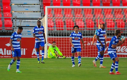 Los jugadores del Dépor, tras encajar un gol en Miranda del Ebro ante el Mirandés.