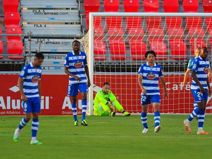 Los jugadores del Dépor, tras encajar un gol en Miranda del Ebro ante el Mirandés.