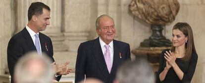 Juan Carlos I es aplaudido por don Felipe y do&ntilde;a Letizia.