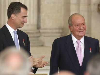 Juan Carlos I es aplaudido por don Felipe y do&ntilde;a Letizia.