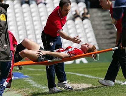 Íñigo Juaristi, entrenador del Athletic, consuela a su jugadora Nerea Onaindia, retirada en camilla.