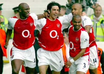 Vieira, Cole y Henry celebran con Pires (el segundo por la izquierda) su gol.