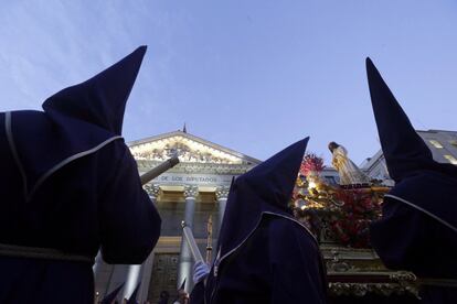 La procesión con la imagen de Jesús de Medinaceli pasa frente al Congreso de los Diputados, en Madrid. 