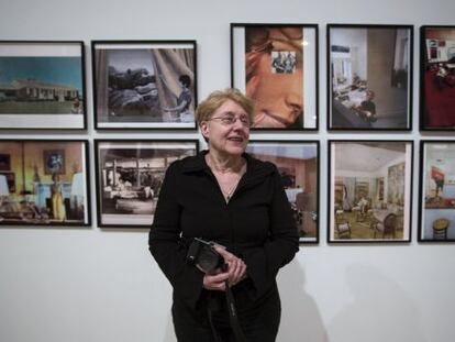 Martha Rosler, frente a una de las series de sus fotomontajes que se exponen desde ayer en el Instituto Valenciano de Arte Moderno. 