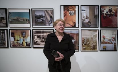 Martha Rosler, frente a una de las series de sus fotomontajes que se exponen desde ayer en el Instituto Valenciano de Arte Moderno. 