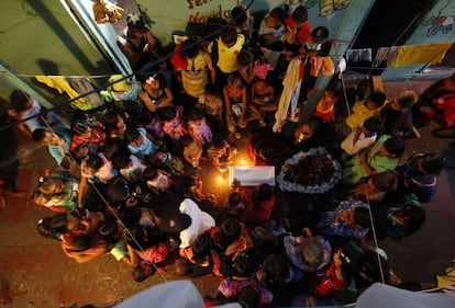 Funeral por un bebé en la comunidad indígena Embera Katio, en Cali, Colombia.