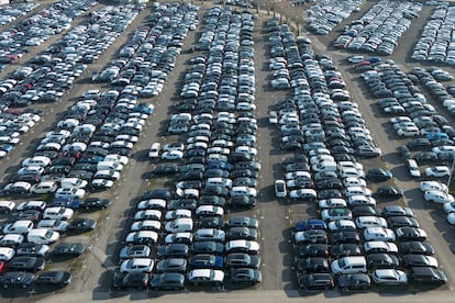 Nuevos coches alemanes almacenados en un centro logístico en Essen, Alemania, el lunes 3 de febrero de 2025. (AP Photo/Martin Meissner)