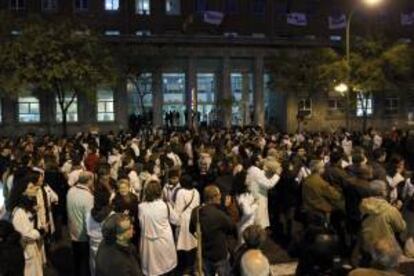 Trabajadores de los hospitales y centros de salud madrileños durante la concentración que llevada a cabo ayer por la tarde,  ante el hospital de La Princesa de Madrid.