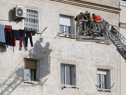 El interior de un edificio de cinco pisos, el bajo y otros cuatro, se ha derrumbado esta mañana en la calle Canigó de Badalona (Barcelona).