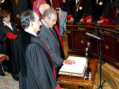 Francisco Rubio Llorente jura su cargo como nuevo presidente del Consejo de Estado. A la izquierda, Landelino Lavilla, consejero permanente de esa institución.