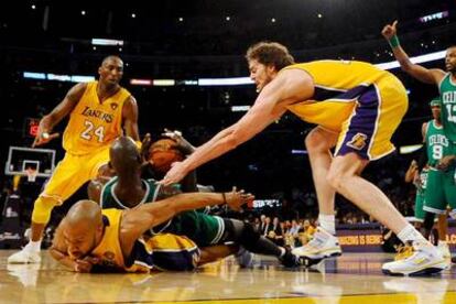 Gasol intenta robar el balón a Garnett, en el suelo sobre Fisher, en presencia de Kobe Bryant.