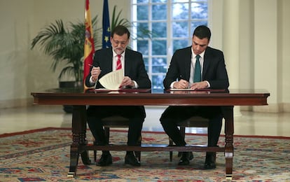 El líder de la oposición, Pedro Sánchez, firma con el presidente del Gobierno, Mariano Rajoy, el cuarto pacto antiterrorista en La Moncloa, el pasado 2 de febrero. El acuerdo tuvo la peculiaridad de incluir por primera vez, además de acciones para luchar contra ETA, otras actuaciones contra el terrorismo yihadista.
