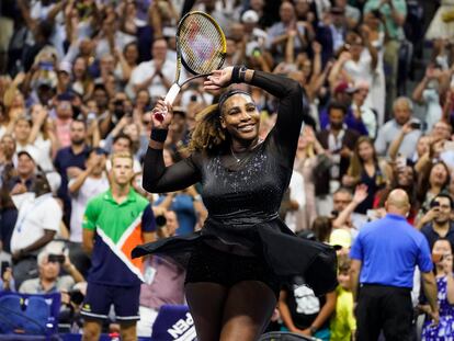 Serena Williams celebra su triunfo contra Kontaveit en la central de Nueva York.