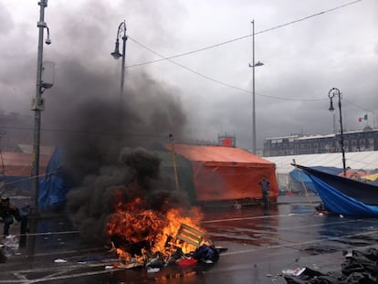 La policía ha tomado el Zócalo a las cuatro de la tarde, hora mexicana, cuando venció el ultimátum que las autoridades habían dado a los acampados. En la imagen, una hoguera dejada por los maestros en su retirada.