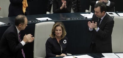 Bravo y Cobo aplauden a Ana Botella al ser investida alcaldesa.