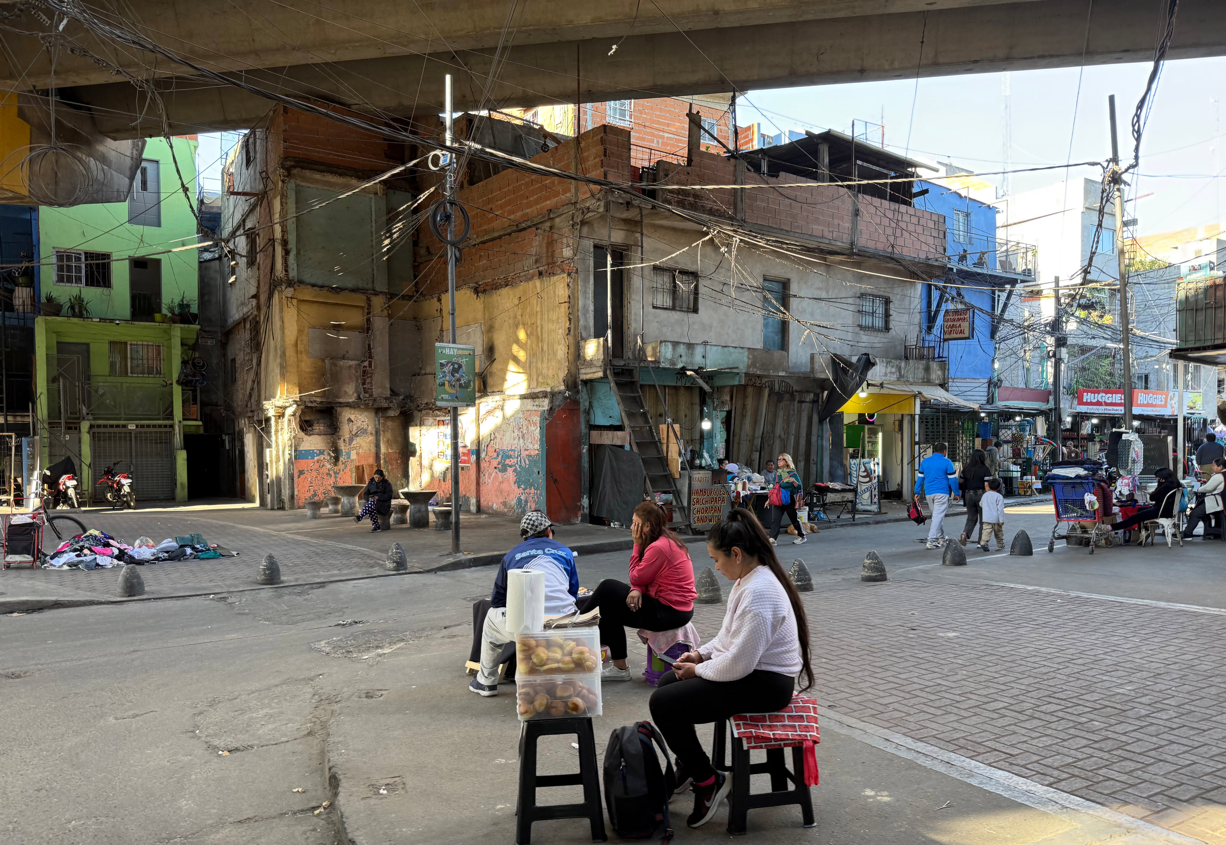 Comerciantes de uno de los barrios más pobres de Argentina, asediados por la policía: “Nos tratan como delincuentes”