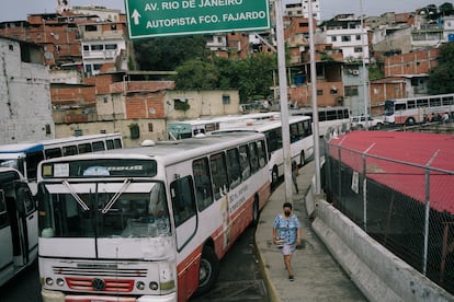 Mujer con cubrebocas en mercado Guerrero de Baloa