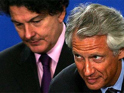 Dominique de Villepin, a la derecha de la foto, junto al ministro de Finanzas Thierry Breton.