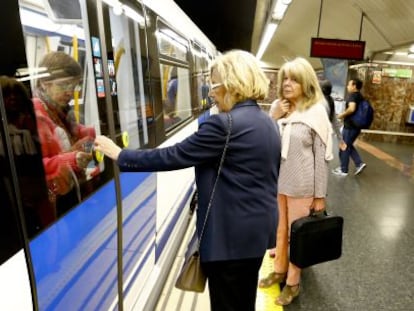 Manuela Carmena, el pasado lunes en el metro.