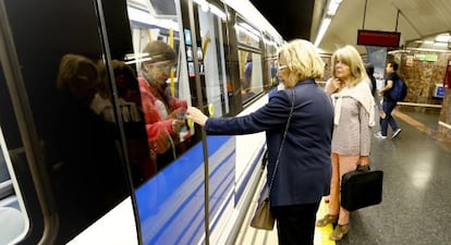 Manuela Carmena, el pasado lunes en el metro.