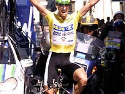 Javier Pascual entra triunfante en la quinta etapa de la Vuelta a Murcia.
