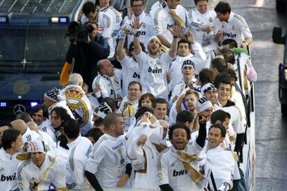 El autobús del Real Madrid circula por el paseo de la Castellana con destino a la plaza de Cibeles.