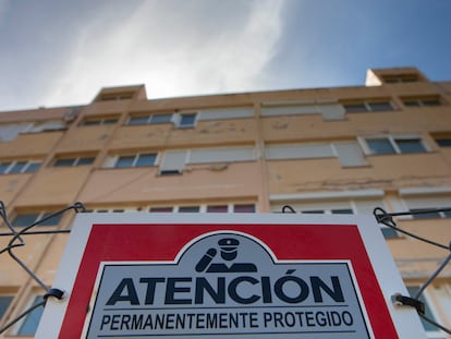 Unos pisos vacíos en Ibiza, con una señal de seguridad advirtiendo de que están protegidos.