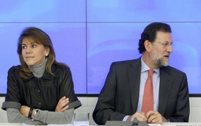 La secretaria general del PP, María Dolores de Cospedal y el presidente, Mariano Rajoy, al inicio de la reunión del Comité Ejecutivo Nacional de los populares.