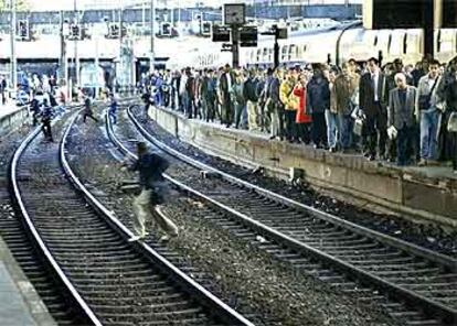 Pasajeros en la estación de Saint Lazare, en París, esta mañana.