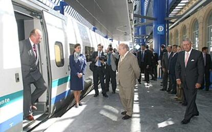 El presidente de la Generalitat de Cataluña, Jordi Pujol, recibe a los Reyes en la estación de Lleida.