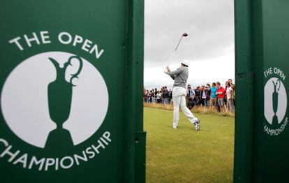 Rory McIlroy, durante la ronda de prácticas, con el logo del Open.