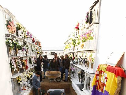 Fosa con los restos de 17 mujeres de fusiladas en Guillena