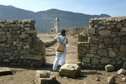 El trasvase de agua de Sau a Susqueda pone al descubierto la antigua población.