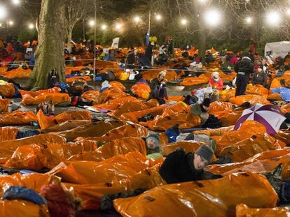 Personas pasan la noche en la calle en el evento de 2017 en Edimburgo.