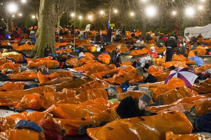 Personas pasan la noche en la calle en el evento de 2017 en Edimburgo.