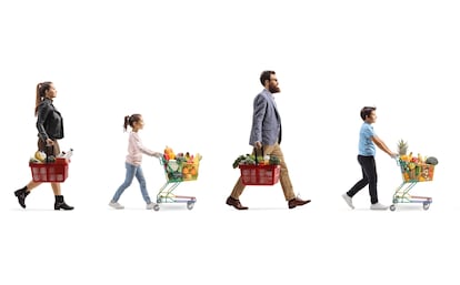 People with shopping carts and baskets in a queue bying food - Estar donde estés - Banco Sabadell