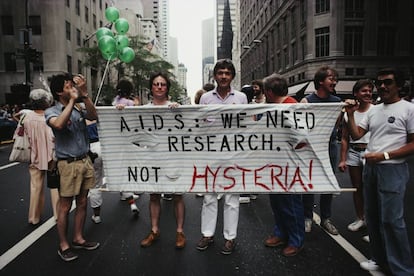 Manifestantes en un desfile del Orgullo Gay en Manhattan, en 1983. La pancarta dice &quot;SIDA: necesitamos investigaci&oacute;n, &iexcl;no histeria!&quot;.