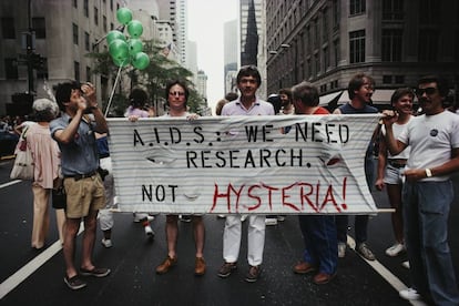 Manifestantes en un desfile del Orgullo Gay en Manhattan, en 1983. La pancarta dice "SIDA: necesitamos investigación, ¡no histeria!".