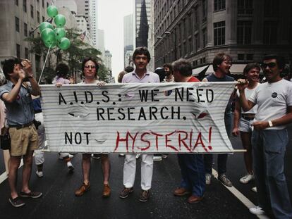 Manifestantes en un desfile del Orgullo Gay en Manhattan, en 1983. La pancarta dice &quot;SIDA: necesitamos investigaci&oacute;n, &iexcl;no histeria!&quot;.