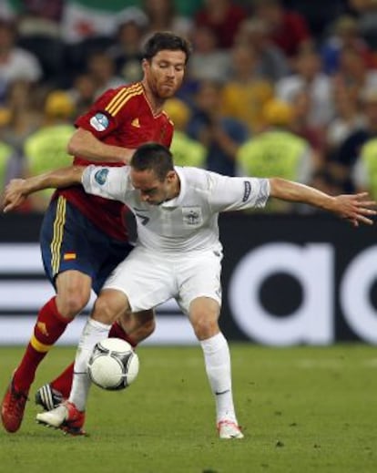 Xabi Alonso pelea un balón con Ribéry