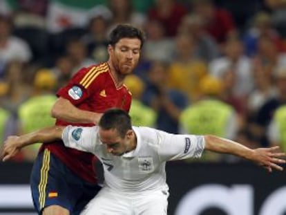 Xabi Alonso pelea un balón con Ribéry