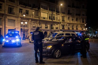 Guardia Urbana en un control policial en la Plaza Francesc Macià.