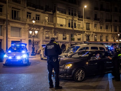 Guardia Urbana en un control policial en la Plaza Francesc Macià.