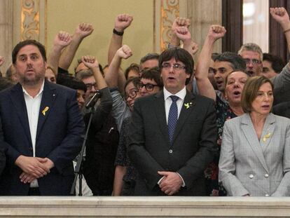 Junqueras, Puigdemont i Forcadell celebren la declaració d'independència el 27 d'octubre.