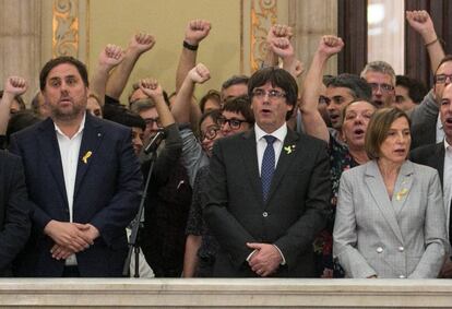 Junqueras, Puigdemont y Forcadell celebran la declaraci&oacute;n de independencia el 27 de octubre.