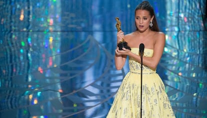Alicia Vikander recoge su Oscar por 'La chica danesa'.